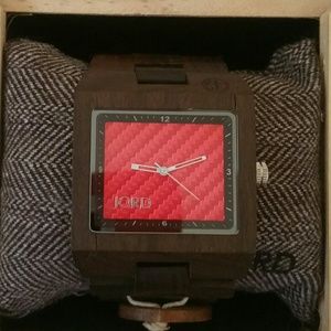 Jord DELMAR
DARK SANDALWOOD & RED CARBON